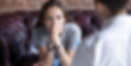 Jeune femme pensive illustrant l'importance de l'approche psychologique dans la perte de poids