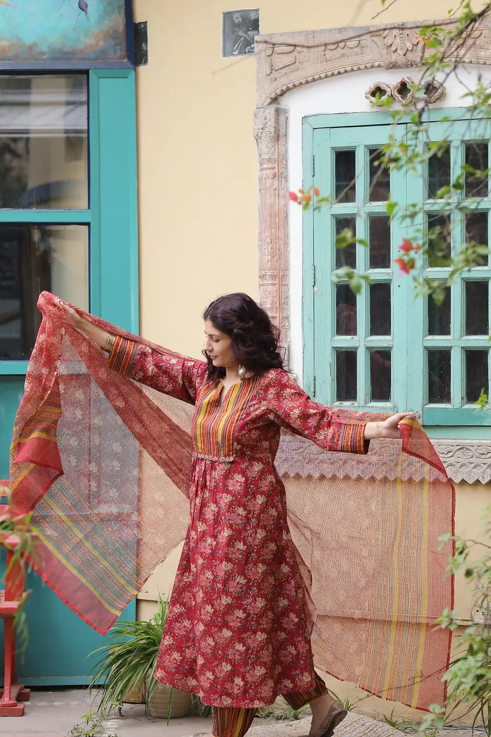 Thumbnail: Siraya multicolor kurta set - Red