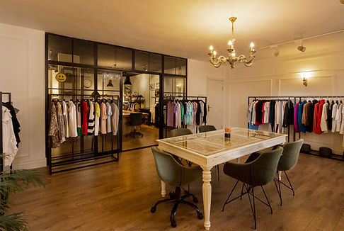 Her yanında ürettiğimiz kıyafetler olan çalışma ofisi