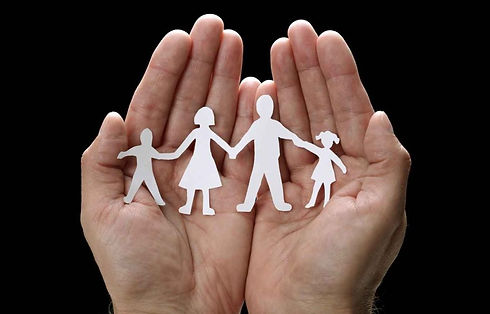 Mano-sosteniendo-una-familia-hecha-con-p
