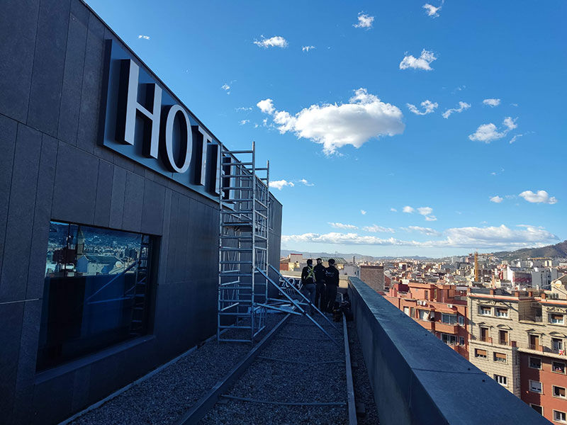 montaje-rotulo-hotel.jpg