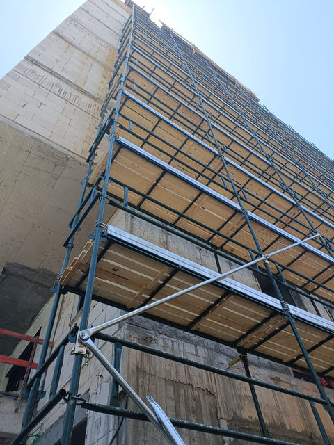 מיטות פיגום טיח - מסגרת ברזל משמש למשטח עבודה ועמידה על מגדל פיגום כדי לצפות אריחים על קירות גבוהים בבניין .המיטה עם תקן IS1139-1 ועומד בתקנים מחמירים אירופאיים. מעל המסגרת מניחים משטחי עץ מזרונים , על כל מסגרת נפרסים שני מזרונים מעץ לבניין. מיטות הפיגום עומדות על ארבעה עמודים שמייצבים המשטח, על מנת לחזק את כל 
 הפיגום, יש   להציב אלכסונים שהם מוטות ברזל באורך 3.25 עם מנעול שמבטיח בטיחות מקסימלית
