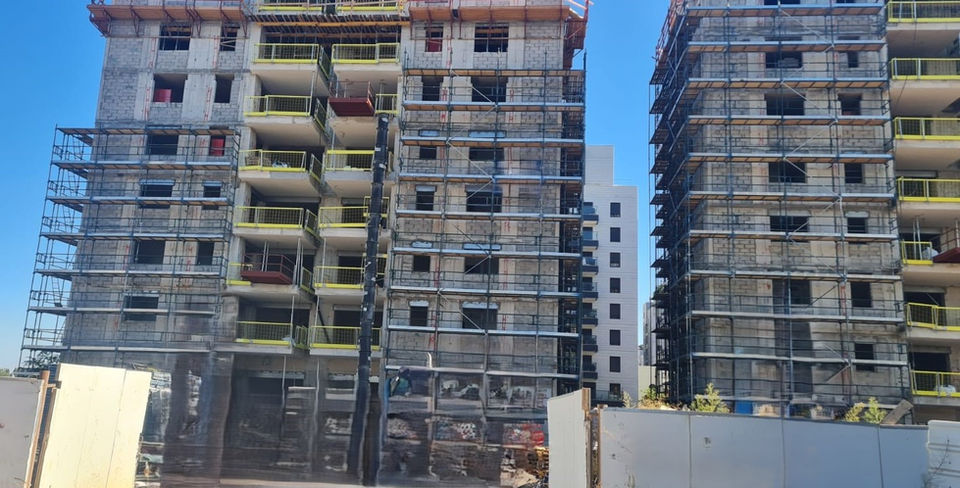 מיטות פיגום טיח - מסגרת ברזל משמש למשטח עבודה ועמידה על מגדל פיגום כדי לצפות אריחים על קירות גבוהים בבניין .המיטה עם תקן IS1139-1 ועומד בתקנים מחמירים אירופאיים. מעל המסגרת מניחים משטחי עץ מזרונים , על כל מסגרת נפרסים שני מזרונים מעץ לבניין. מיטות הפיגום עומדות על ארבעה עמודים שמייצבים המשטח, על מנת לחזק את כל 
 הפיגום, יש   להציב אלכסונים שהם מוטות ברזל באורך 3.25 עם מנעול שמבטיח בטיחות מקסימלית

