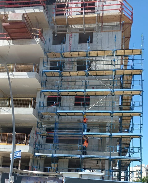 מיטות פיגום טיח - מסגרת ברזל משמש למשטח עבודה ועמידה על מגדל פיגום כדי לצפות אריחים על קירות גבוהים בבניין .המיטה עם תקן IS1139-1 ועומד בתקנים מחמירים אירופאיים. מעל המסגרת מניחים משטחי עץ מזרונים , על כל מסגרת נפרסים שני מזרונים מעץ לבניין. מיטות הפיגום עומדות על ארבעה עמודים שמייצבים המשטח, על מנת לחזק את כל 
 הפיגום, יש   להציב אלכסונים שהם מוטות ברזל באורך 3.25 עם מנעול שמבטיח בטיחות מקסימלית
