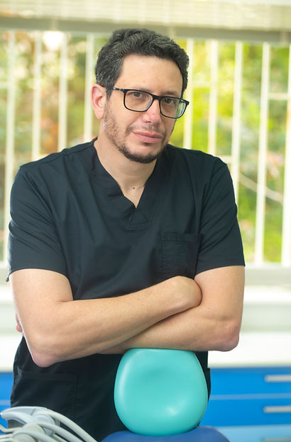 ד_ר גבריאל סמל מומחה בכירורגיה פה ולסת.jpg