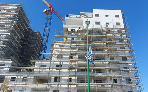 מיטות פיגום טיח - מסגרת ברזל משמש למשטח עבודה ועמידה על מגדל פיגום כדי לצפות אריחים על קירות גבוהים בבניין .המיטה עם תקן IS1139-1 ועומד בתקנים מחמירים אירופאיים. מעל המסגרת מניחים משטחי עץ מזרונים , על כל מסגרת נפרסים שני מזרונים מעץ לבניין. מיטות הפיגום עומדות על ארבעה עמודים שמייצבים המשטח, על מנת לחזק את כל 
 הפיגום, יש   להציב אלכסונים שהם מוטות ברזל באורך 3.25 עם מנעול שמבטיח בטיחות מקסימלית
