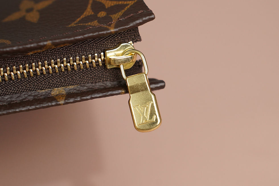Thumbnail: Preowned Authentic Louis Vuitton Toiletry 19
