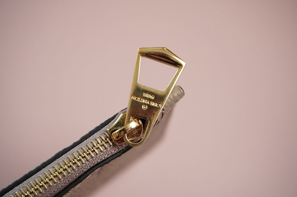 Miniaturbild: Preowned Authentic Louis Vuitton Empreinte Pouch
