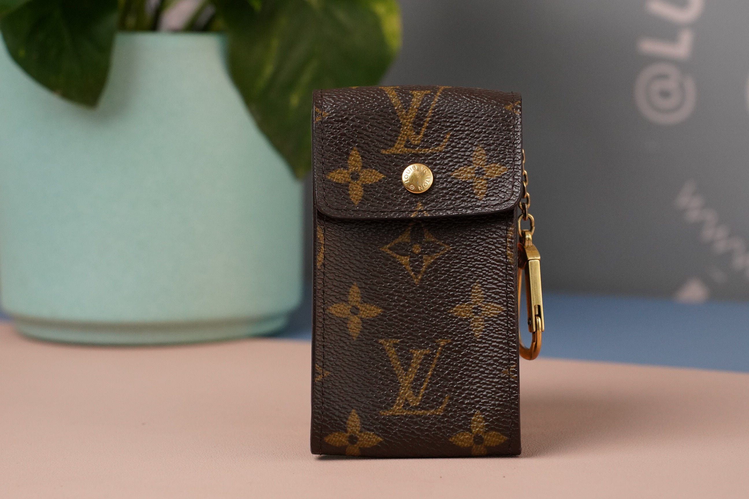 Preowned Authentic Louis Vuitton Porte Badge Cles