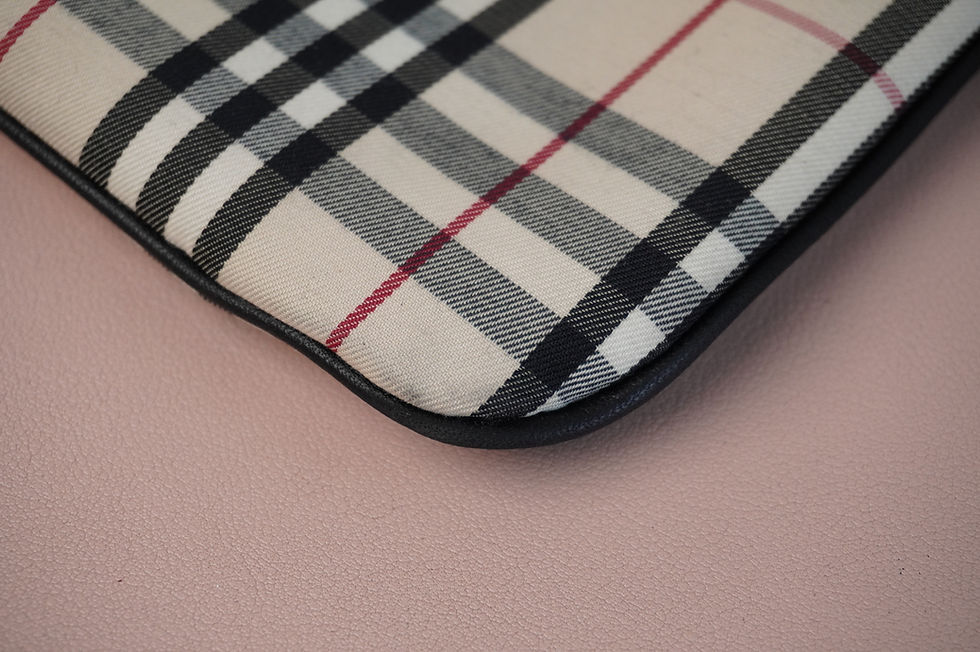 Thumbnail: Preowned Authentic Burberrry Trousse