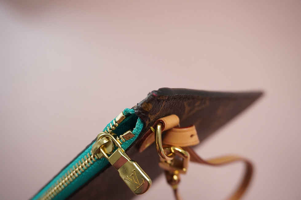 Miniature : Preowned Authentic Louis Vuitton Neverfull Pouch