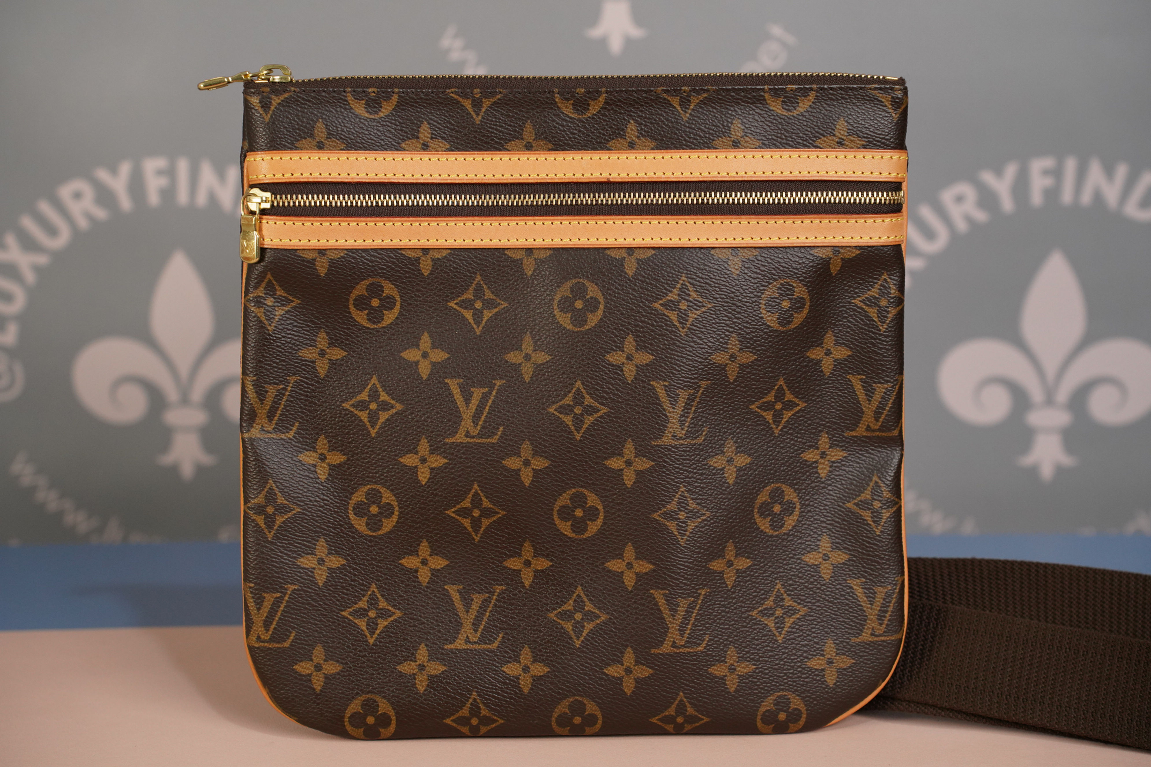 Preowned Authentic Louis Vuitton Pochette Bosphore