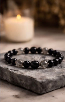 Miniatura: bracelet on light slate with candle in background