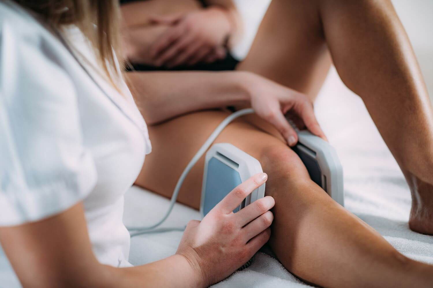 Terapia magnética en rodilla de paciente.