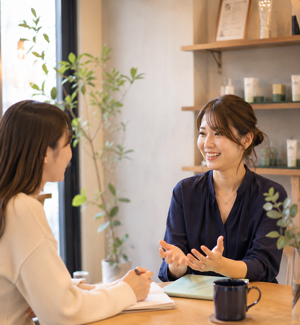 女性が起業セミナーについて講師に相談する様子