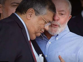 Jornalista afirma que Flávio Dino retornará à política para substituir Lula.