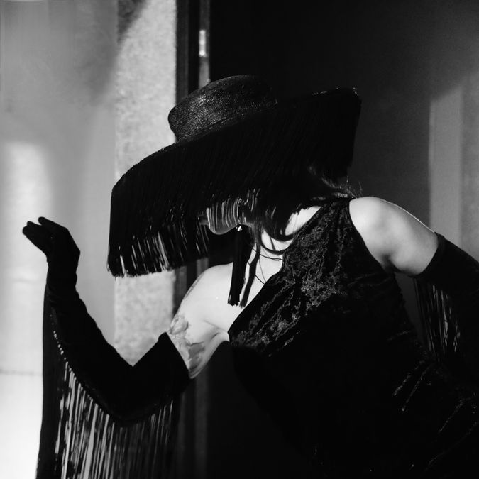 Fransenhut und lange Handschuhe