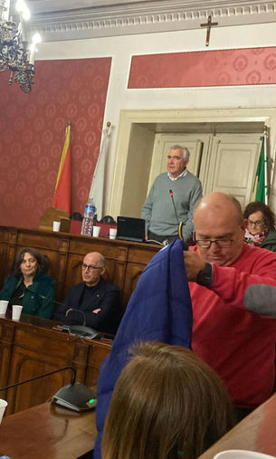 HABEMUS PRESIDENTE

IL DOTTOR S.LI VOLSI NUOVO PRESIDENTE DEL CONSIGLIO COMUNALE DI NICOSIA