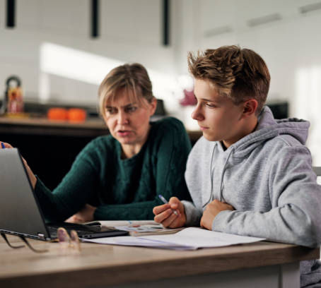 Parent and teenager in conversation with a psychologist during an evaluation consultation