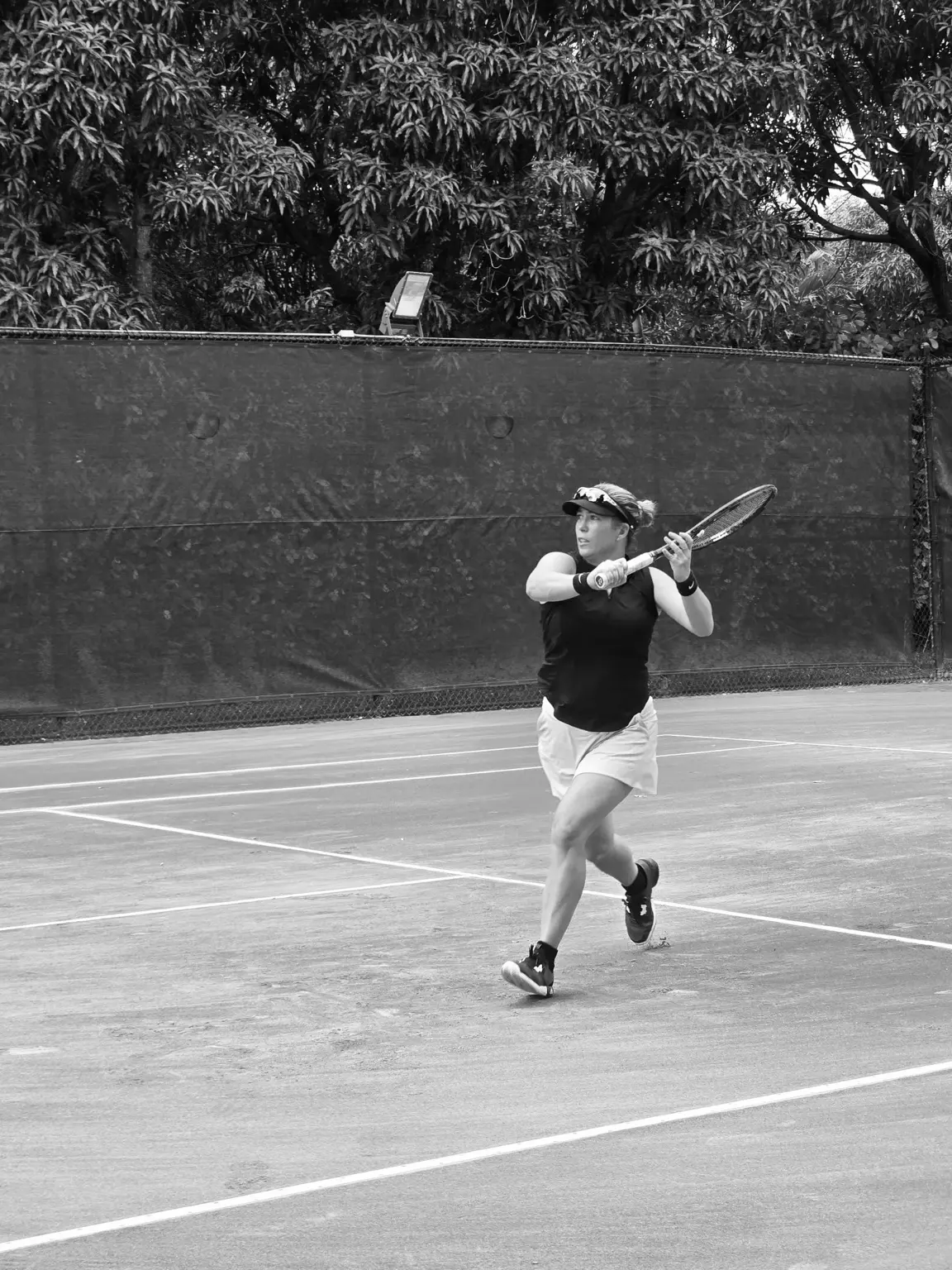 Mariana Correa competing on a tennis court