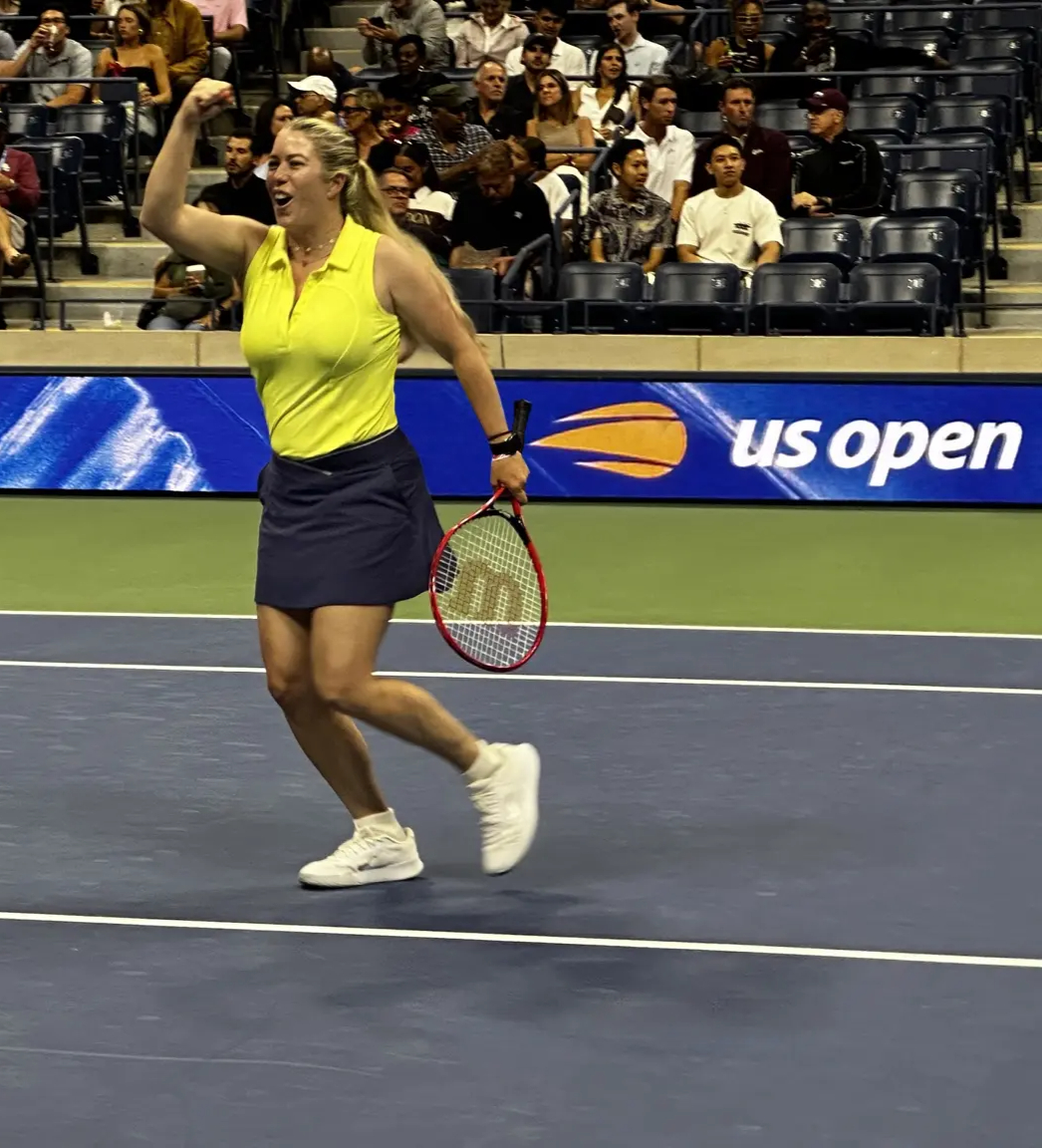 Mariana Correa coaching two tennis players on court
