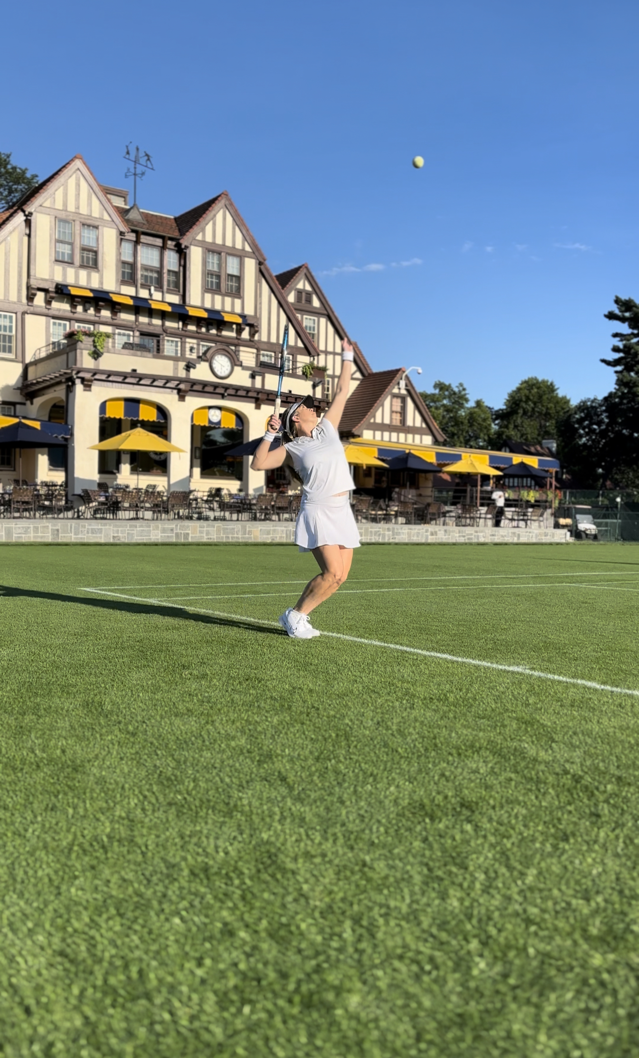 Mariana Correa playing tennis