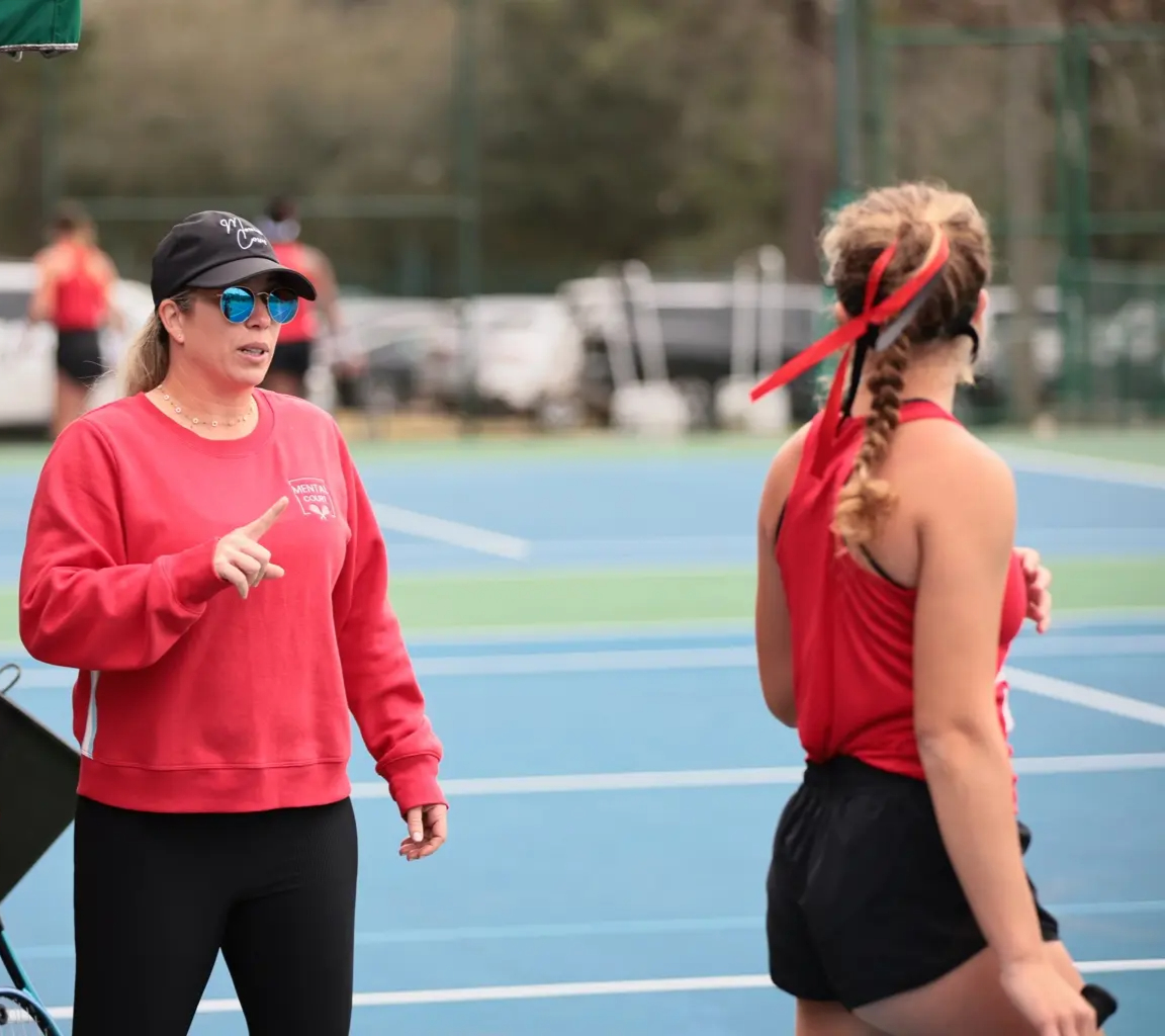 Mariana Correa in conversation with a tennis player