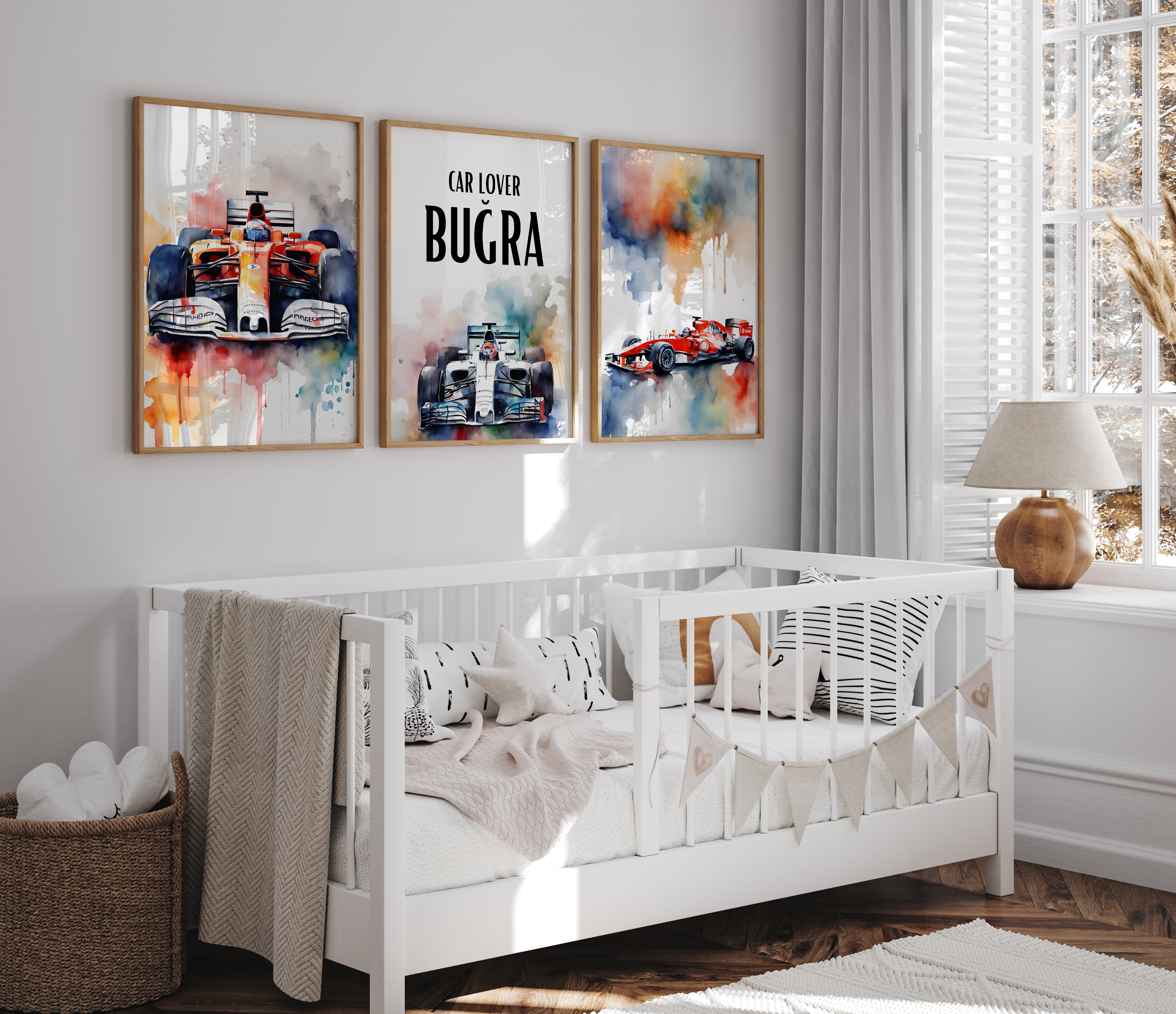 Ahşap çerçeveli, kırmızı ve siyah Formula 1 yarış arabalarıyla tasarlanmış isme özel 3 parçalı erkek çocuk odası posteri