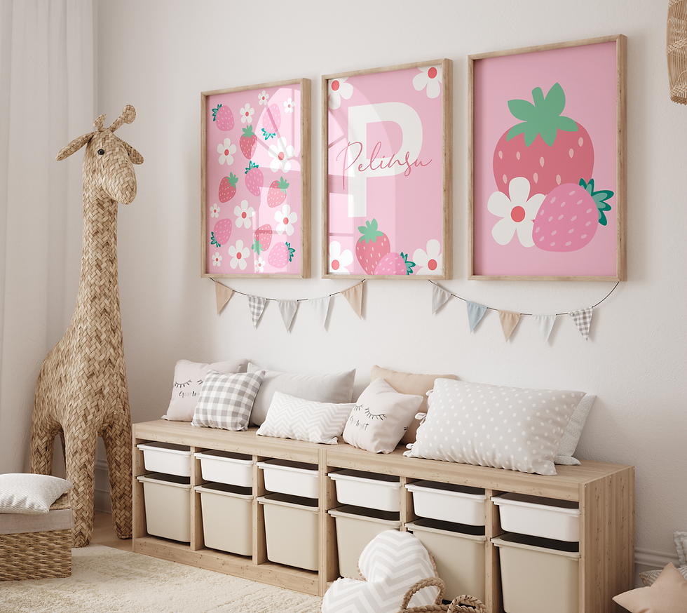 Ahşap çerçeveli, çilek ve papatya desenleriyle süslenmiş isme özel 3 parçalı kız çocuk odası posteri