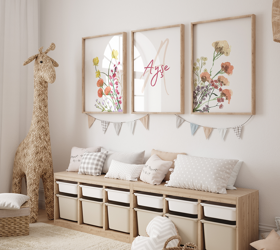 Canlı renkli çiçeklerle tasarlanmış, isme özel 3 parçalı çocuk odası posteri