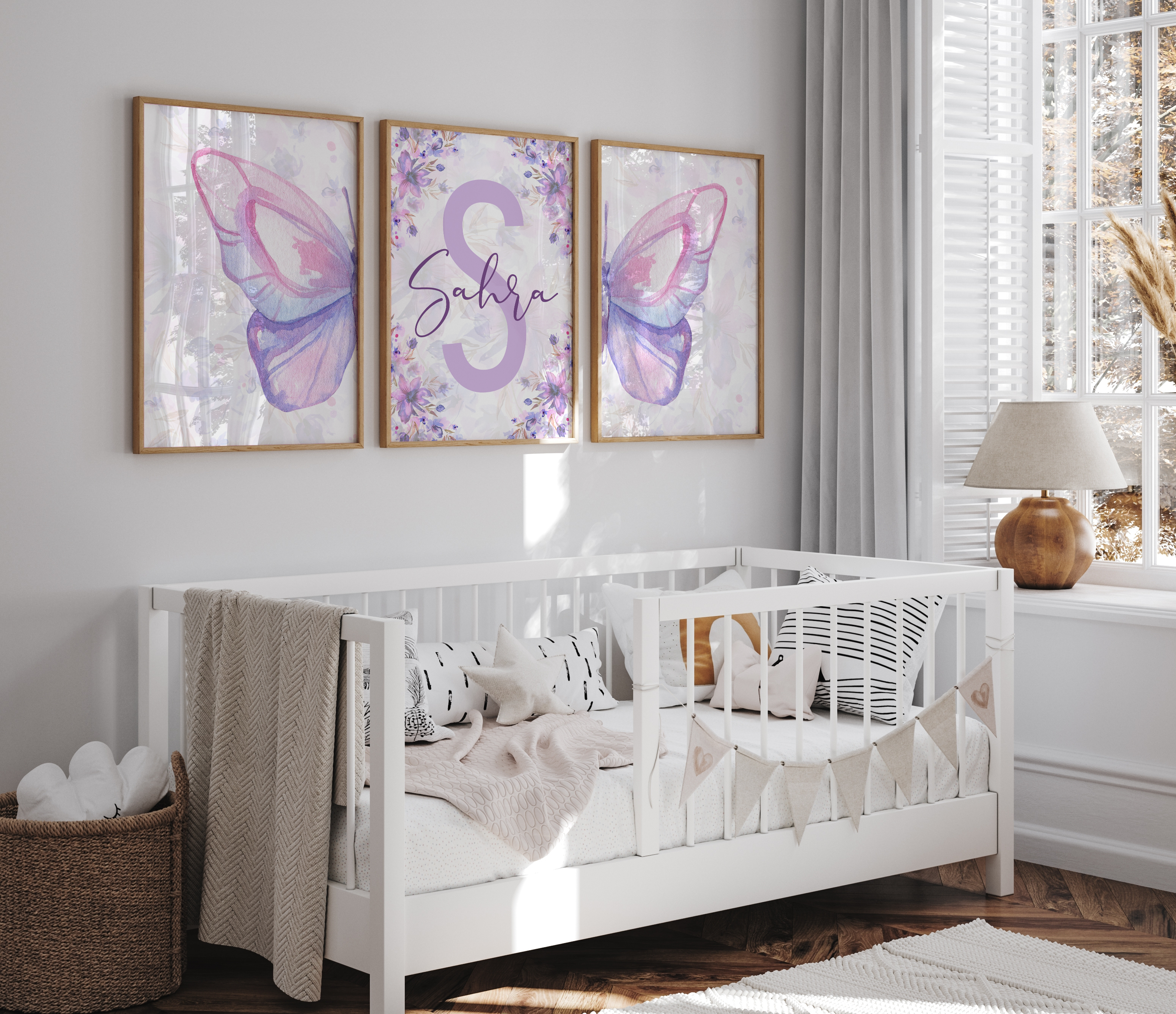 Mor kelebek temalı, isme özel düzenlenen 3 parçalı çocuk odası posteri
