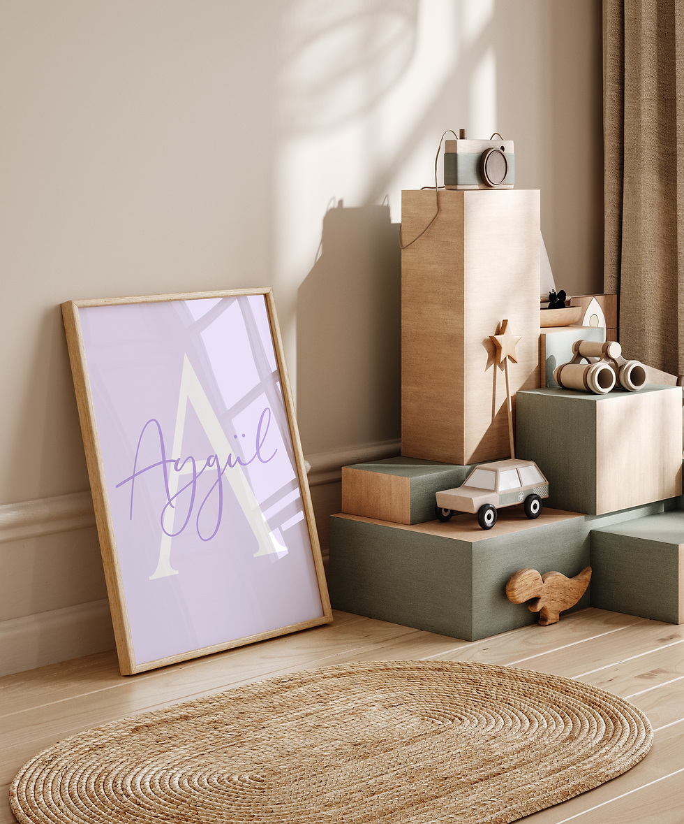 Küçük resim: Kız çocuk odasına romantik bir dokunuş katacak, mor fiyonk temalı ve isimle özelleştirilen 3’lü ahşap çerçeveli tablo