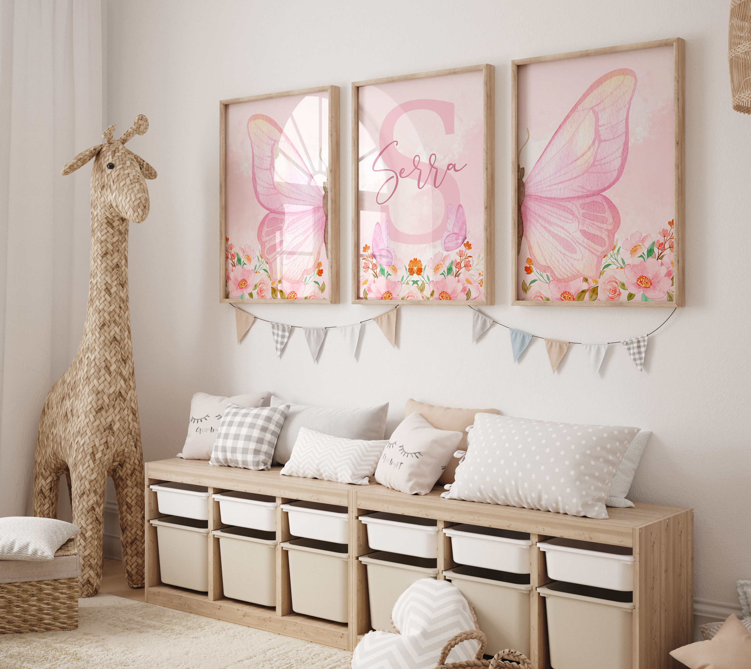 Ahşap çerçeveli, pembe kelebek kanatlarıyla tasarlanmış isme özel 3 parçalı kız çocuk odası posteri