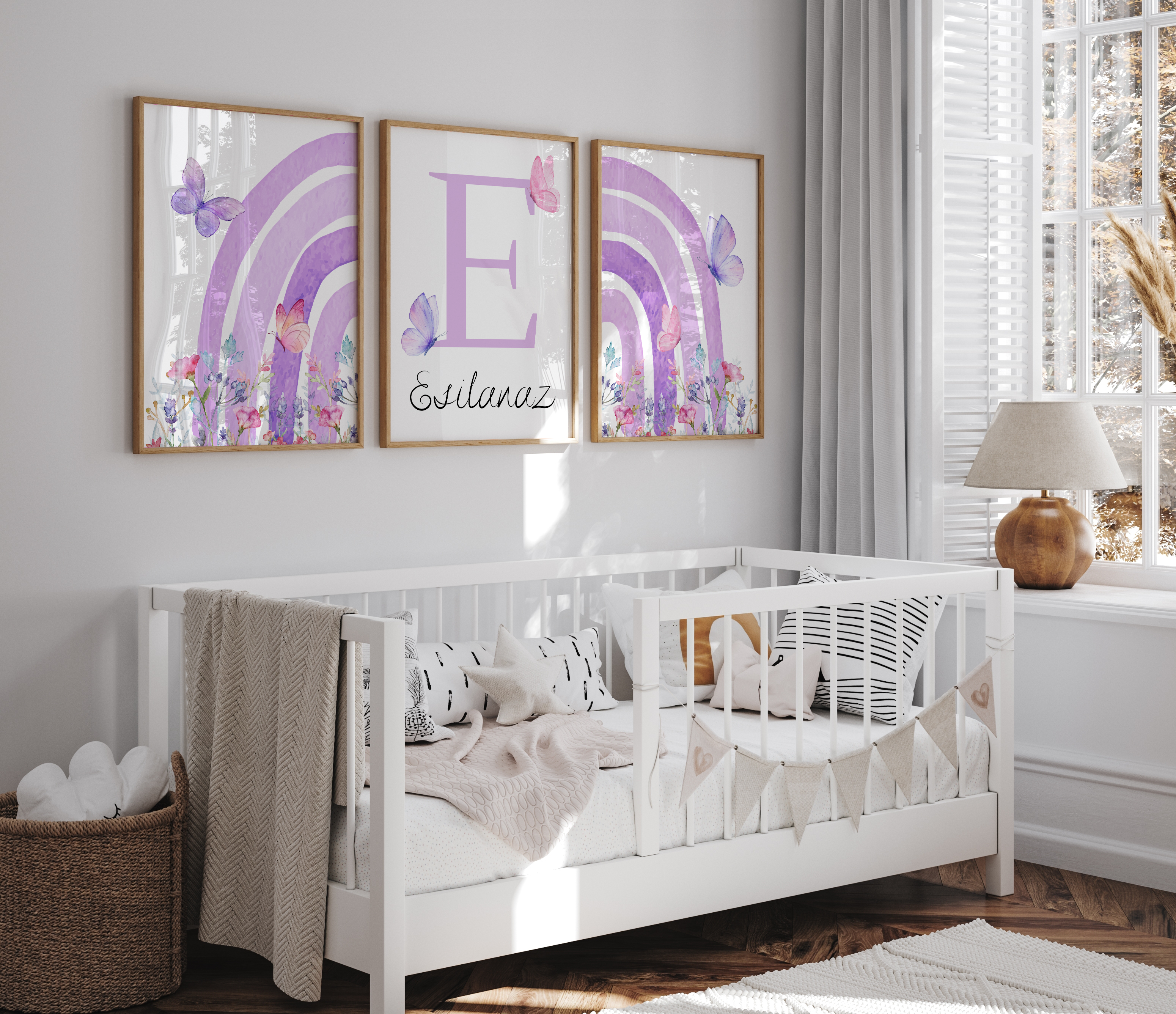 Mor gökkuşağı ve kelebekler temalı, isme özel hazırlanmış 3 parçalı kız çocuk odası posteri