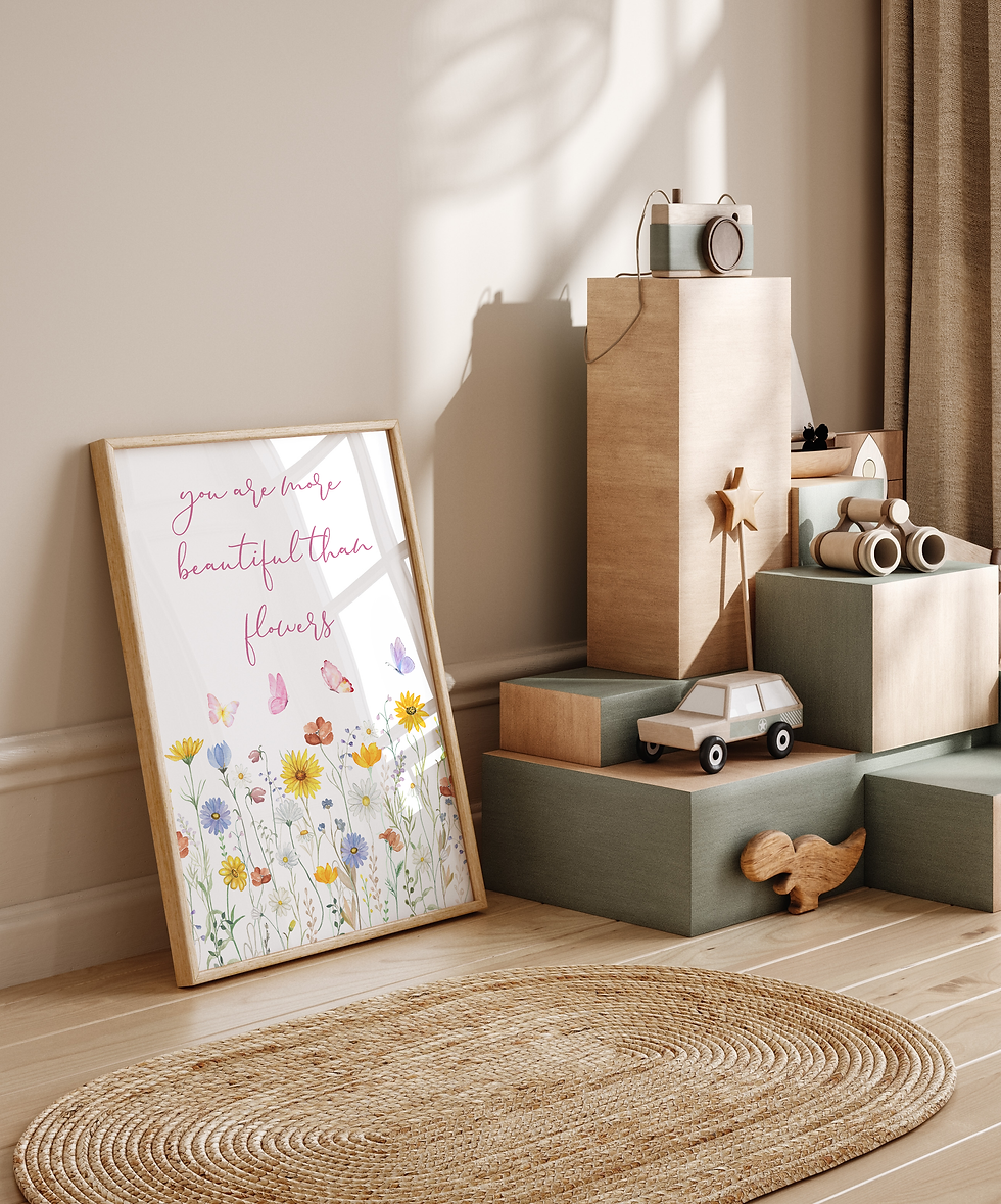 Küçük resim: Romantik ve doğal detaylarla öne çıkan, çiçek ve kelebek temalı ahşap çerçeveli kişiselleştirilebilir poster üçlüsü