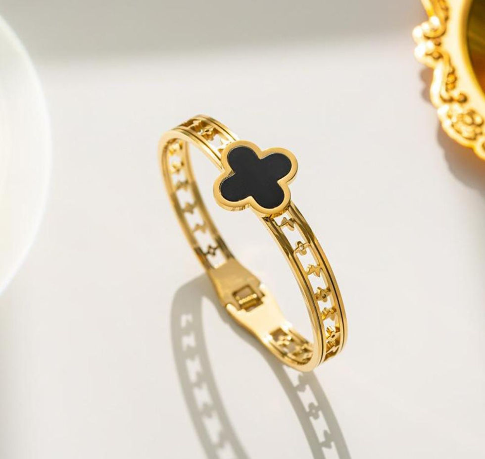 Elegant black clover bangle🖤(B5)