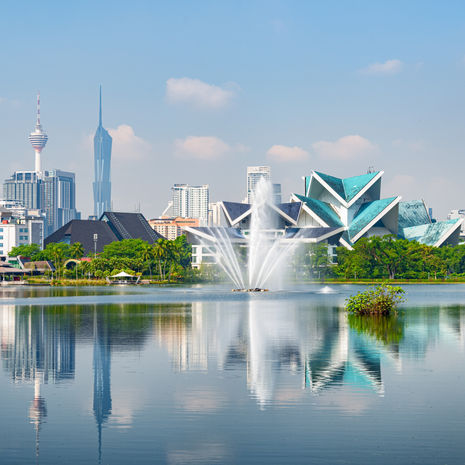 La capitale malese si presenta come un affascinante mosaico culturale dove il futuro si intreccia armoniosamente con il passato. Nel cuore della metropoli svettano maestose le iconiche Torri Petronas, due giganti d'acciaio e vetro che raggiungono i 451 metri di altezza, unite da un suggestivo ponte sospeso.
Le strade della città raccontano storie diverse attraverso i suoi quartieri caratteristici: i mercati brulicanti di Little India e Chinatown offrono un'esperienza sensoriale unica, tra profumi di spezie e bancarelle colorate. L'eredità del dominio britannico rivive negli edifici storici e nei monumenti coloniali che punteggiano il paesaggio urbano.
Poco distante dal centro, le misteriose Grotte di Batu custodiscono templi indù di straordinaria bellezza, raggiungibili attraverso una scenografica scalinata dai colori vivaci. Per chi desidera ammirare il panorama completo di questa metropoli in continua evoluzione, la KL Tower offre una vista mozzafiato a 360 gradi sulla città.
