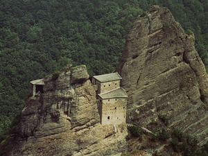 Il Castello della Pietra nel meraviglioso Parco dell'Antola a Vobbia in provincia di Genova