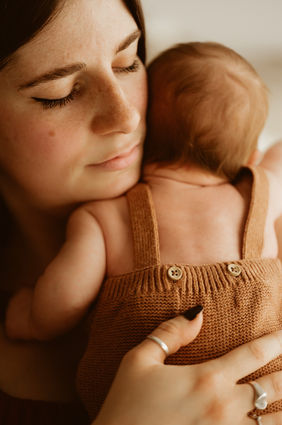 maman tient bébé dans les bras