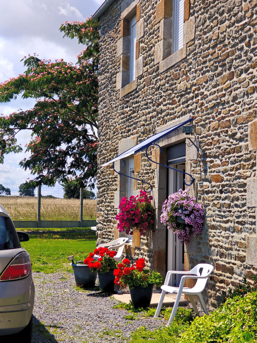 Photo en plan rapproché d'une des portes d'entrée de la maison. Cette porte est l'entrée secondaire de la propriété. L'escalier menant à la Chambre à Fleurs est accessible par cette porte, en passant par le salon du propriétaire.