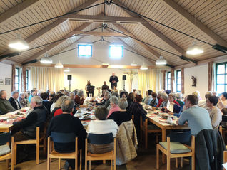 Gemeinsames Singen von Weihnachtsliedern war voller Erfolg