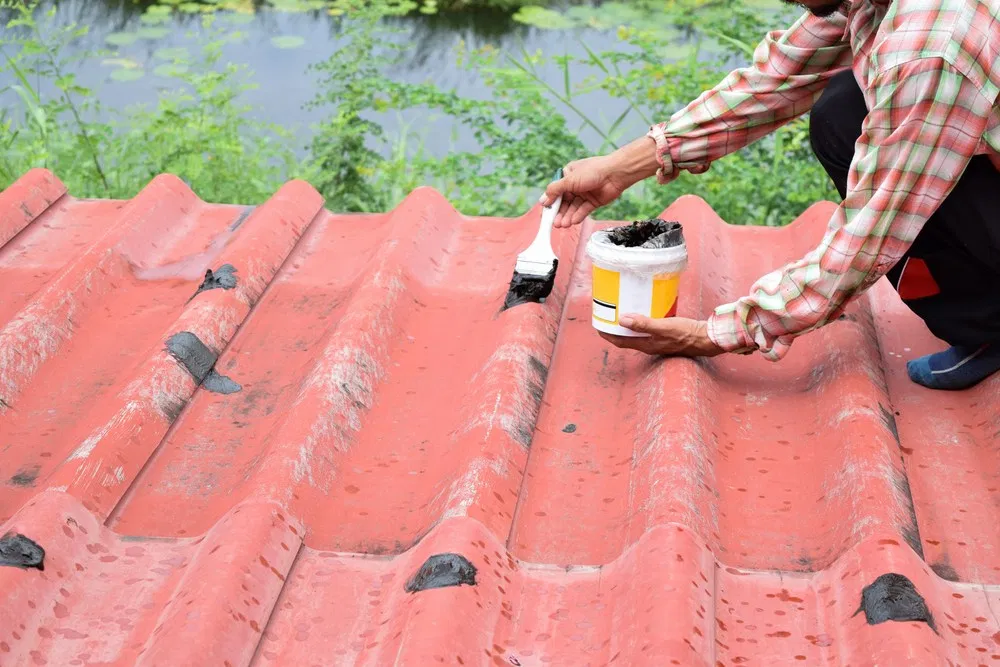 memberikan cat pelapis anti air untuk mencegah kebocoran