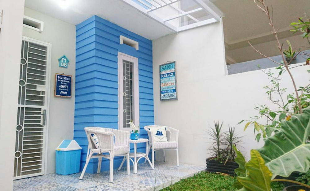 desain teras rumah dengan kombinasi warna menarik