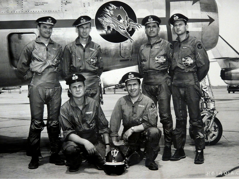 Piloti della pattuglia Diavoli Rossi davanti a un F-84F con emblema del diavolo sulla fusoliera, Aeronautica Militare anni ’50