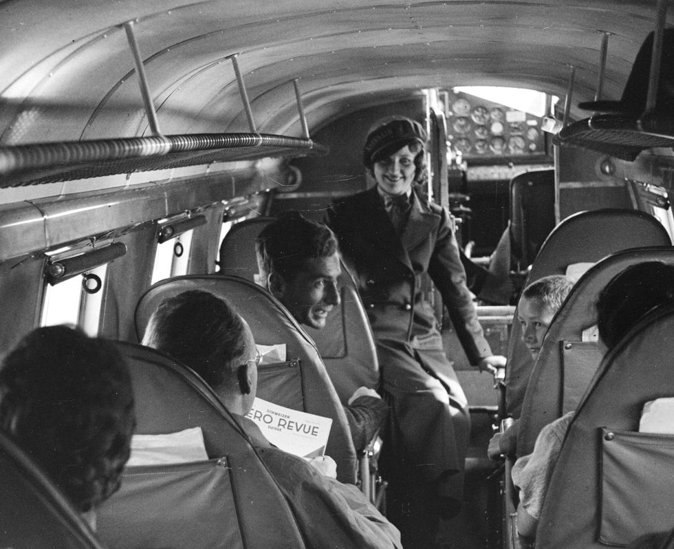 La hostess Nelly Hedwig Diener a bordo del AT-32C Condor II della Swissair a Dübendorf. 