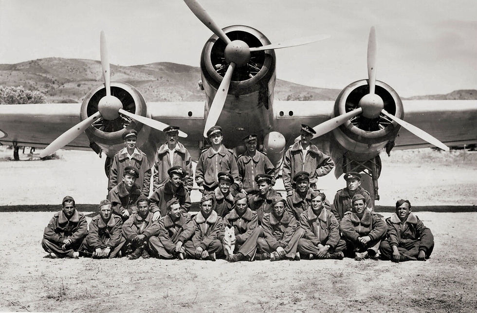281ª Squadriglia Aerosiluranti a Gadurrà davanti a un Savoia-Marchetti S.79, con Carlo Emanuele Buscaglia al centro.