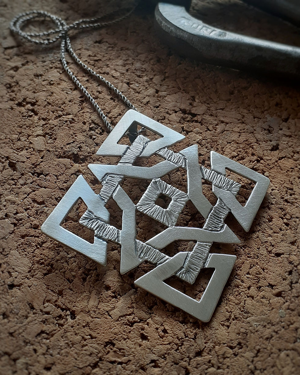 Küçük resim: Geometrik Kelt Kolye