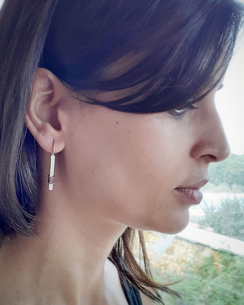 Küçük resim: Som Gümüş Çizgili Minimalist Bakır Küpeler