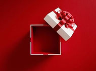 une boîte cadeau ouverte, sur fond rouge