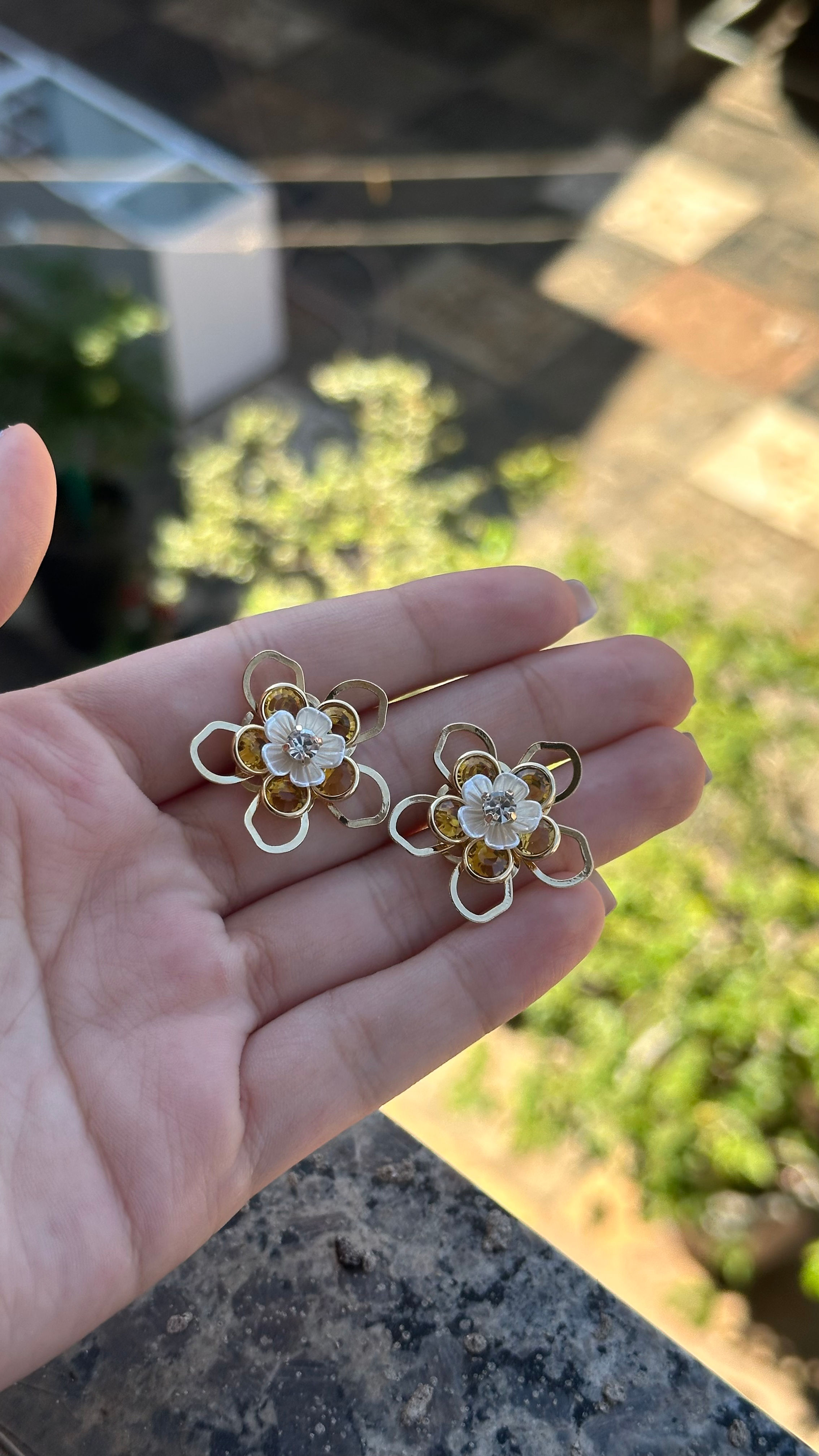 Brinco Flor dourada